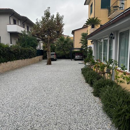 Casa Versilia Hotel マリーナ・ディ・マッサ エクステリア 写真