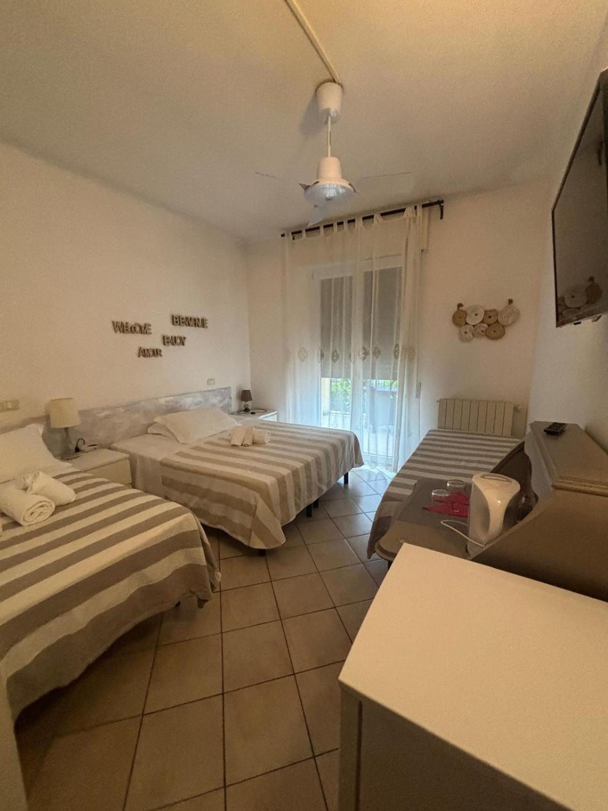 Casa Versilia Hotel マリーナ・ディ・マッサ エクステリア 写真